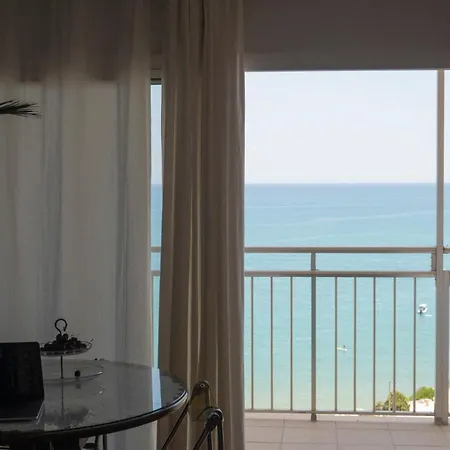 Апартаменты Comfortable And Elegant Seafront